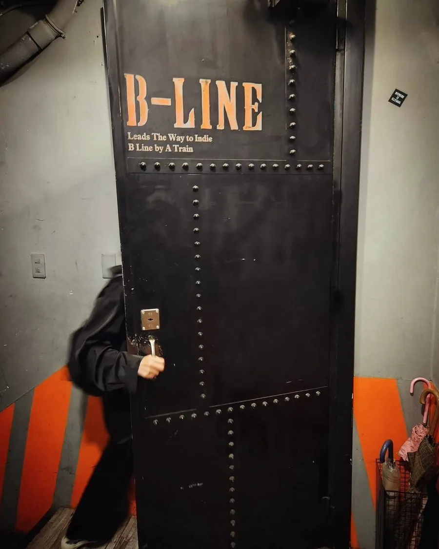 B Line by A Train 招牌門