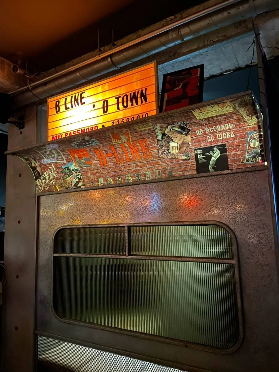 B Line by A Train D TOWN招牌